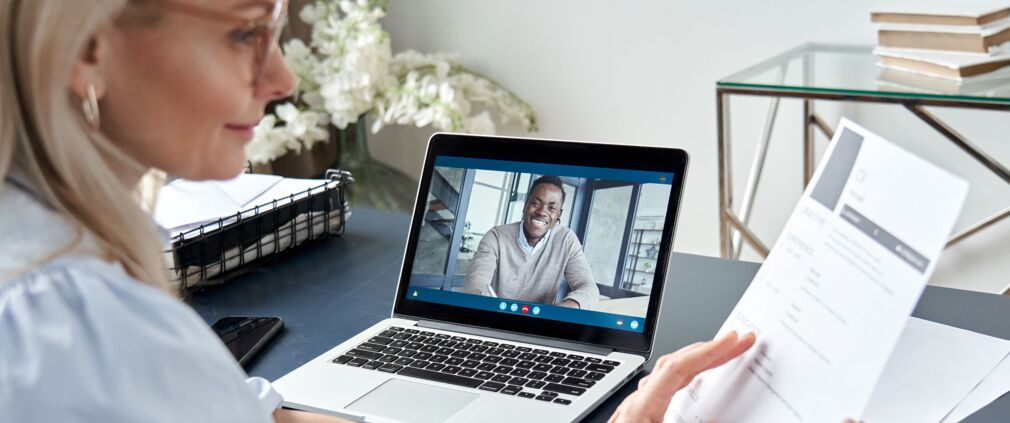 Personalerin liest den Lebenslauf während eines virtuellen Online-Vorstellungsgesprächs per Videoanruf.