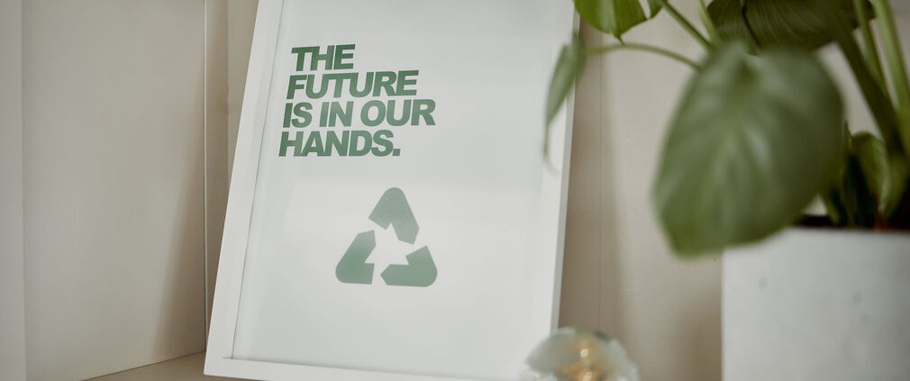 Bilderrahmen mit Recycling-Symbol und dem Text: The future is in our hands.