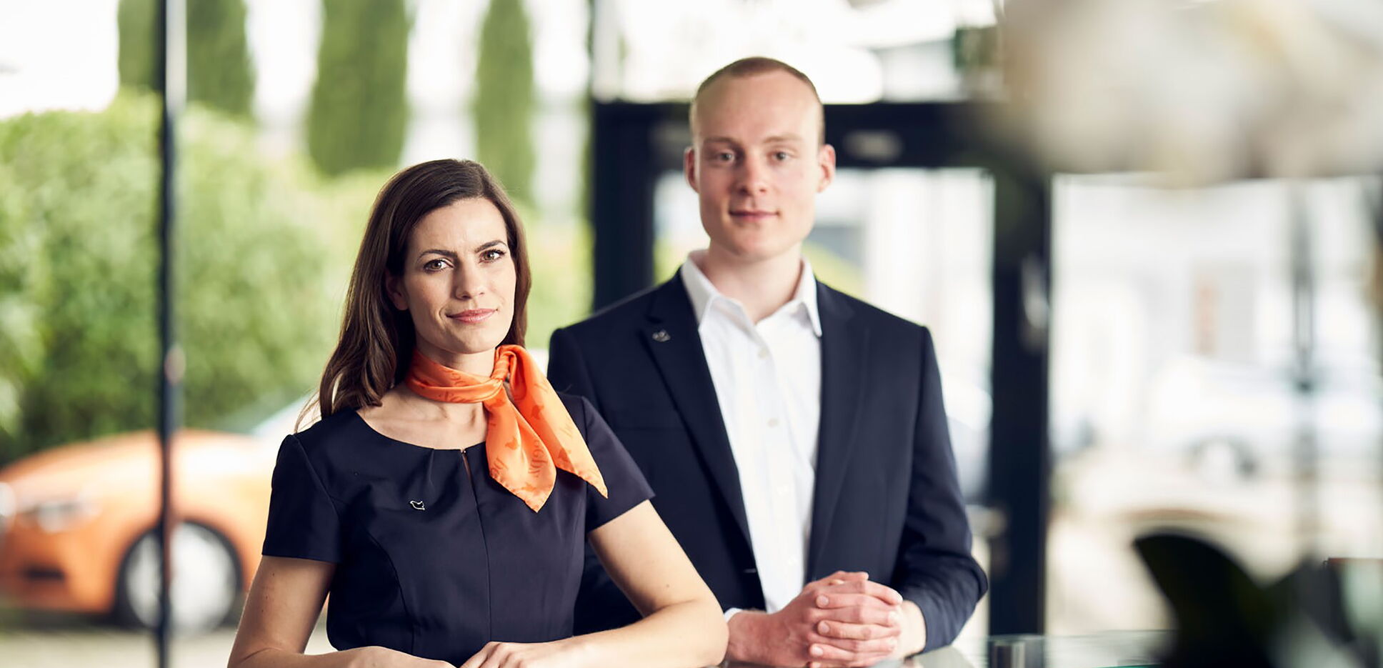 Zwei Empfangsmitarbeiter spezialisiert auf das professionelle Besuchermanagement