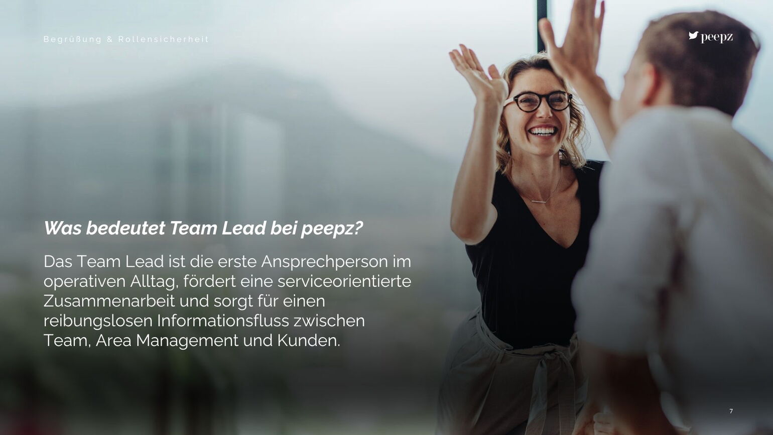 Präsentationsfolie mit dem Titel: Was bedeutet Team Lead bei peepz? Im Bild eine Team-Leiterin beim High-Five mit einem Kollegen als Ausdruck serviceorientierter Zusammenarbeit.