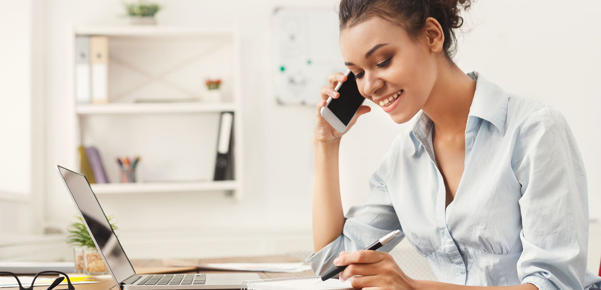 Telefonservice-Mitarbeiterin bei der Arbeit im Gespräch am Telefon