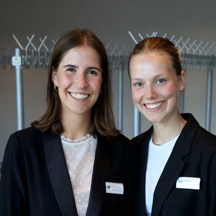 Zwei Hostessen der Peepz GmbH im schwarzen Business-Outfit an einem Empfangstresen im HCC.