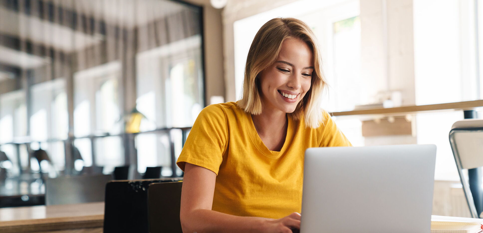 Virtuelle Assistenz arbeitet remote am Laptop