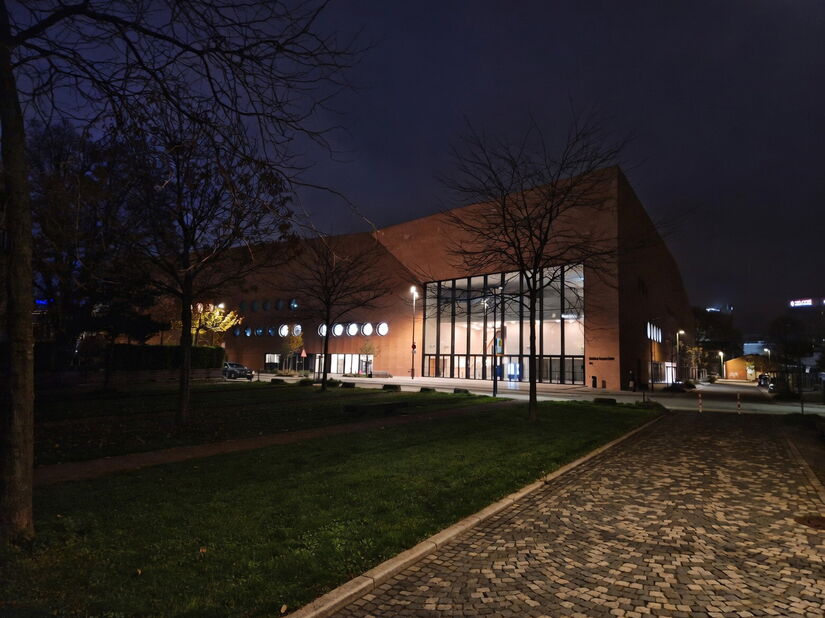 Das beleuchtete Heidelberg Congress Center (HCC) bei Nacht.