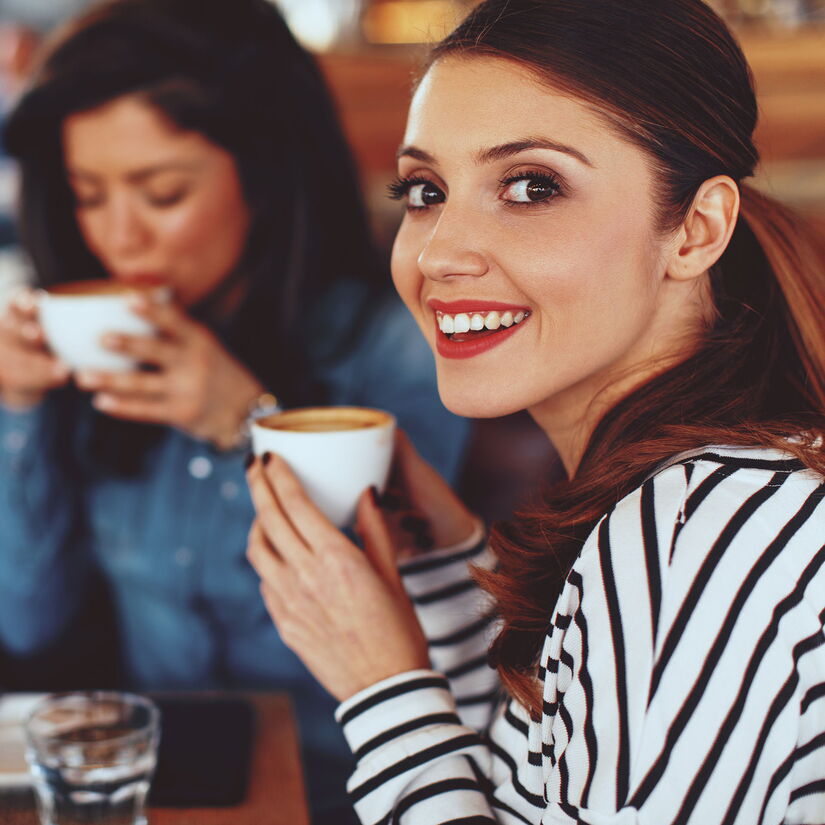 Drei Frauen beim Kaffeetrinken und Netzwerken im Bewerber-Café der peepz GmbH.