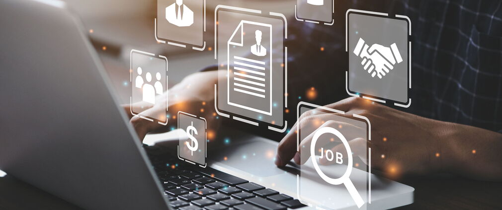 Recruiting-Strategien stilisiert mit verschiedenen Icons über einem Laptop.