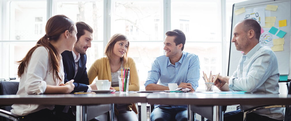Mitarbeiter und Freelancer diskutieren im Besprechungsraum