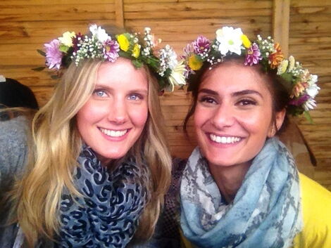 Zwei Hostessen bei einem Ikea Midsommar-Event