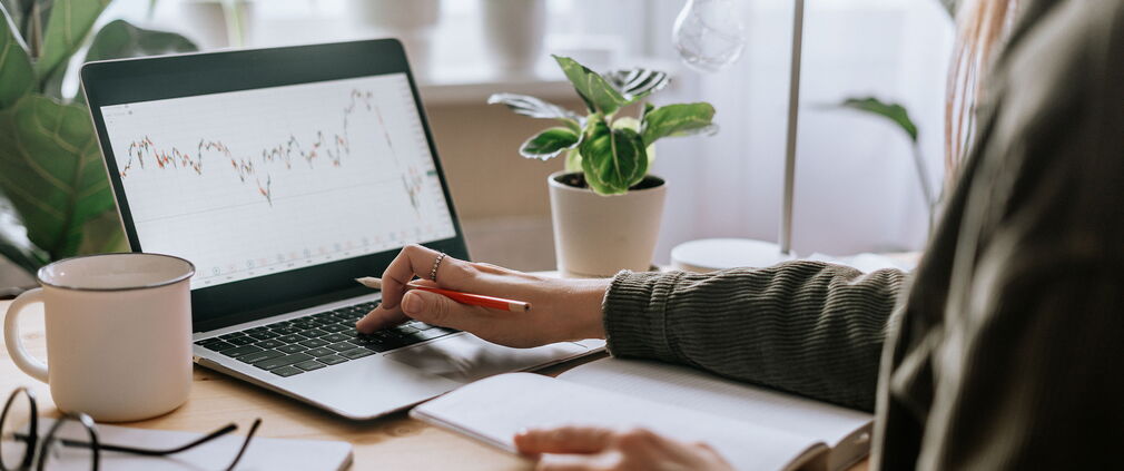 Frau wertet eine Statistik am Laptop aus.