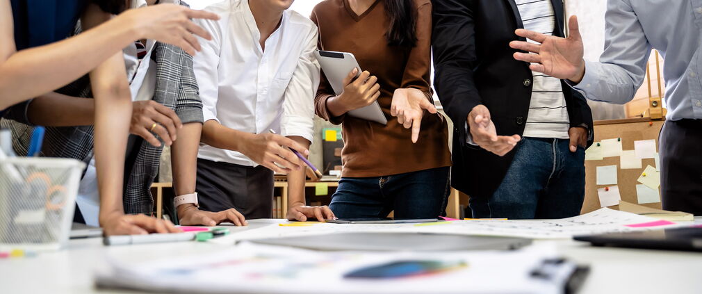 Gleichberechtigung durch Wachstum – Teambesprechung in einem modernem Büro