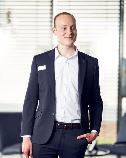 Eleganter Empfangsdienst-Mitarbeiter im Anzug