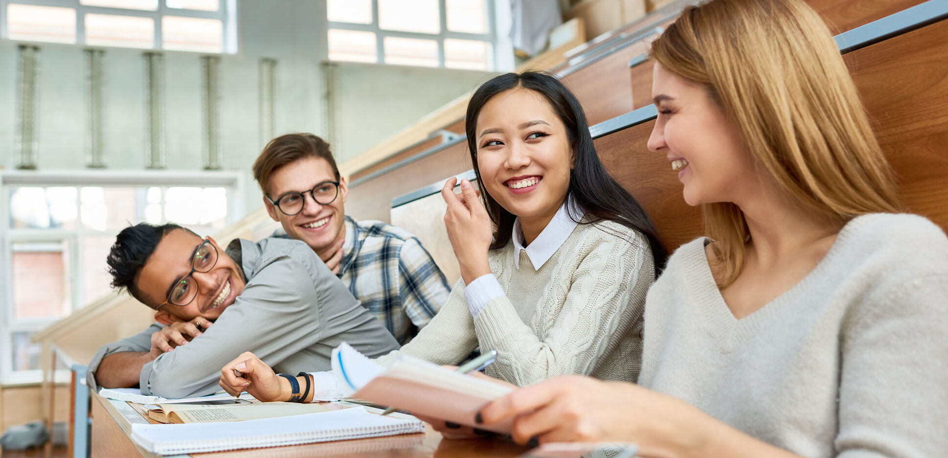 Fröhliche Studenten im Hörsaal