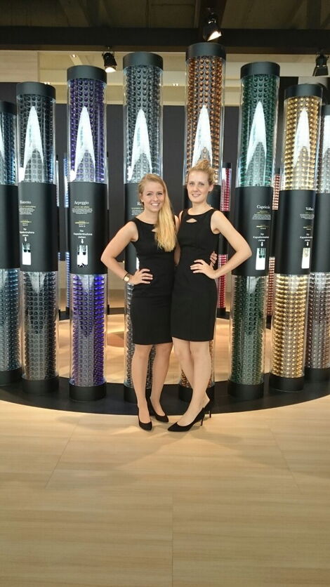 Zwei Hostessen bei der Arbeit für Nespresso auf einer Messe