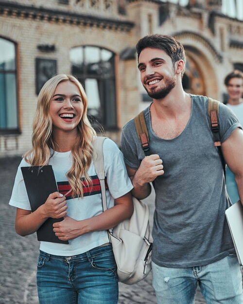 Eine Gruppe junger Leute gemeinsam an der Universität