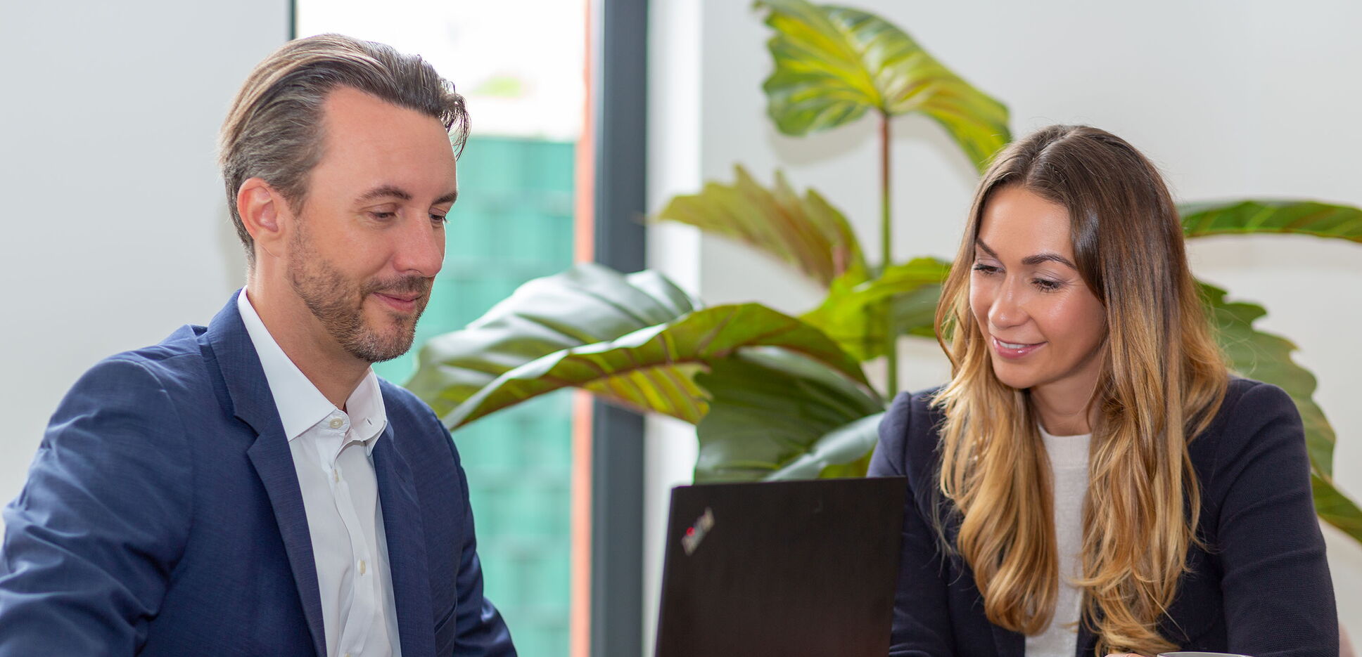 Moritz Wedlich und Michelle Beinhauer während einer Besprechung