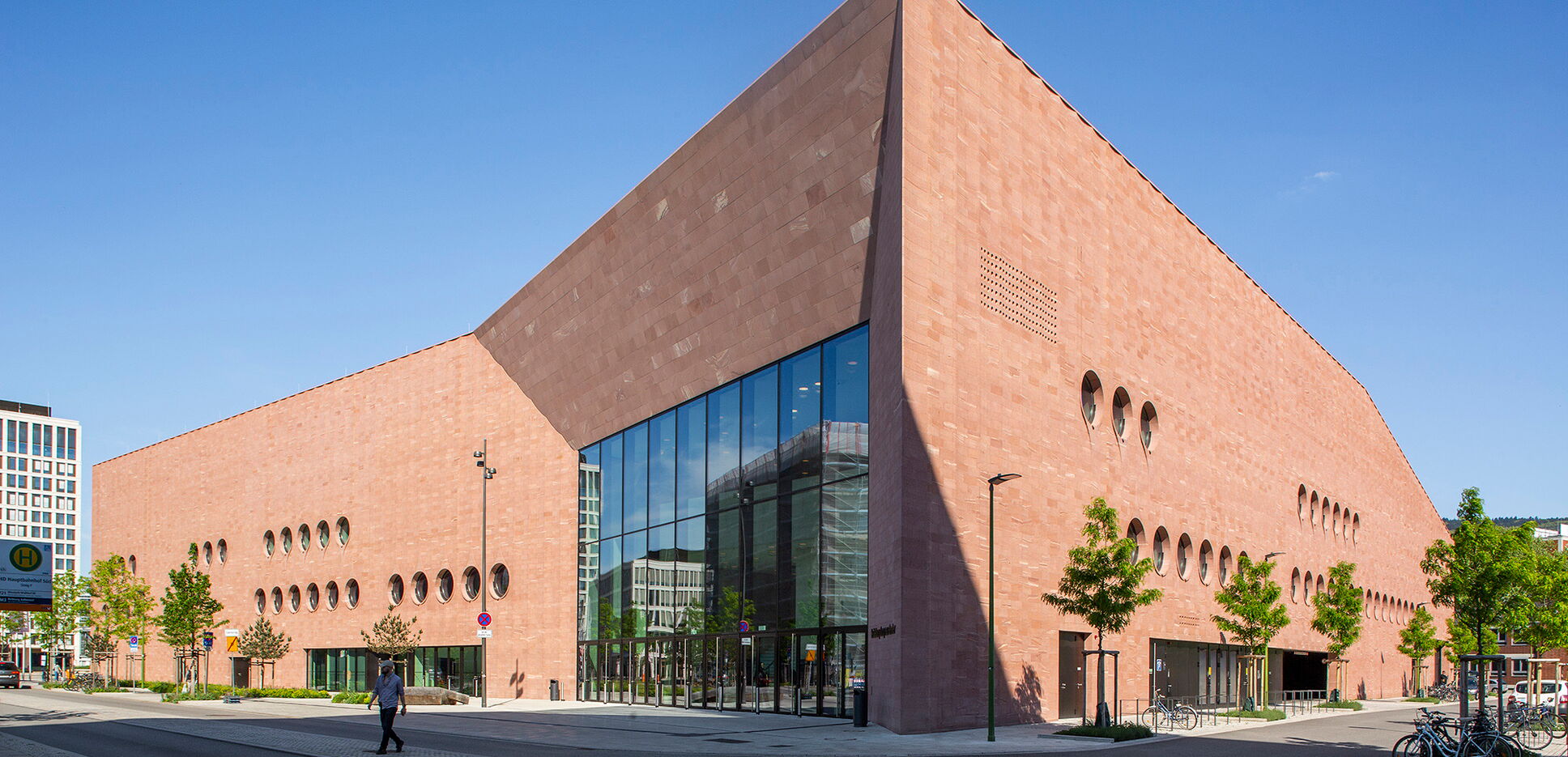 Außenansicht der modernen Sandstein-Fassade des Heidelberg Congress Center (HCC).