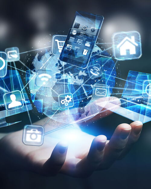Geschäftsfrau verbindet technische Geräte und Icon-Anwendungen zu einem digitalen Planeten Erde