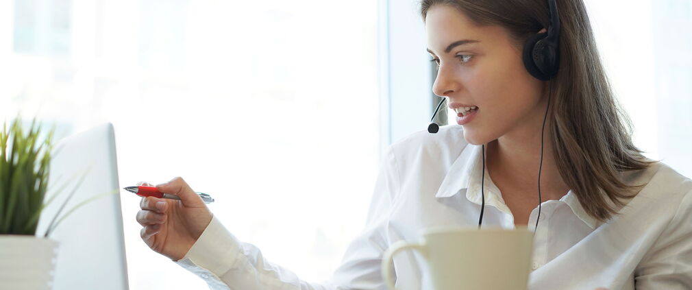 Mitarbeiter mit Headset arbeitet in modernen Büro