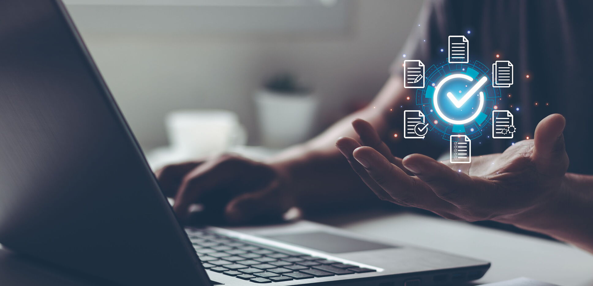 Person sitzt am Laptop mit einer Hand an der Tastatur, während die andere Hand ein virtuelles, leuchtendes Bestätigungszeichen zeigt, symbolisiert das Aufdecken von Unregelmäßigkeiten und Fehlverhalten im Kontext von Whistleblowing.