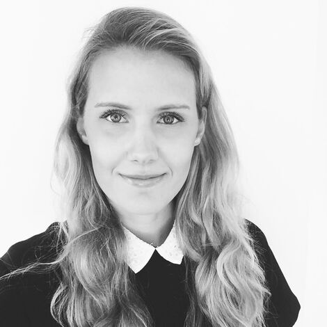 Schwarz-weiß Foto von Carolin, ehemalige Tagungssekretärin und Hostess bei der peepz GmbH
