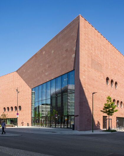 Außenansicht der modernen Sandstein-Fassade des Heidelberg Congress Center (HCC).