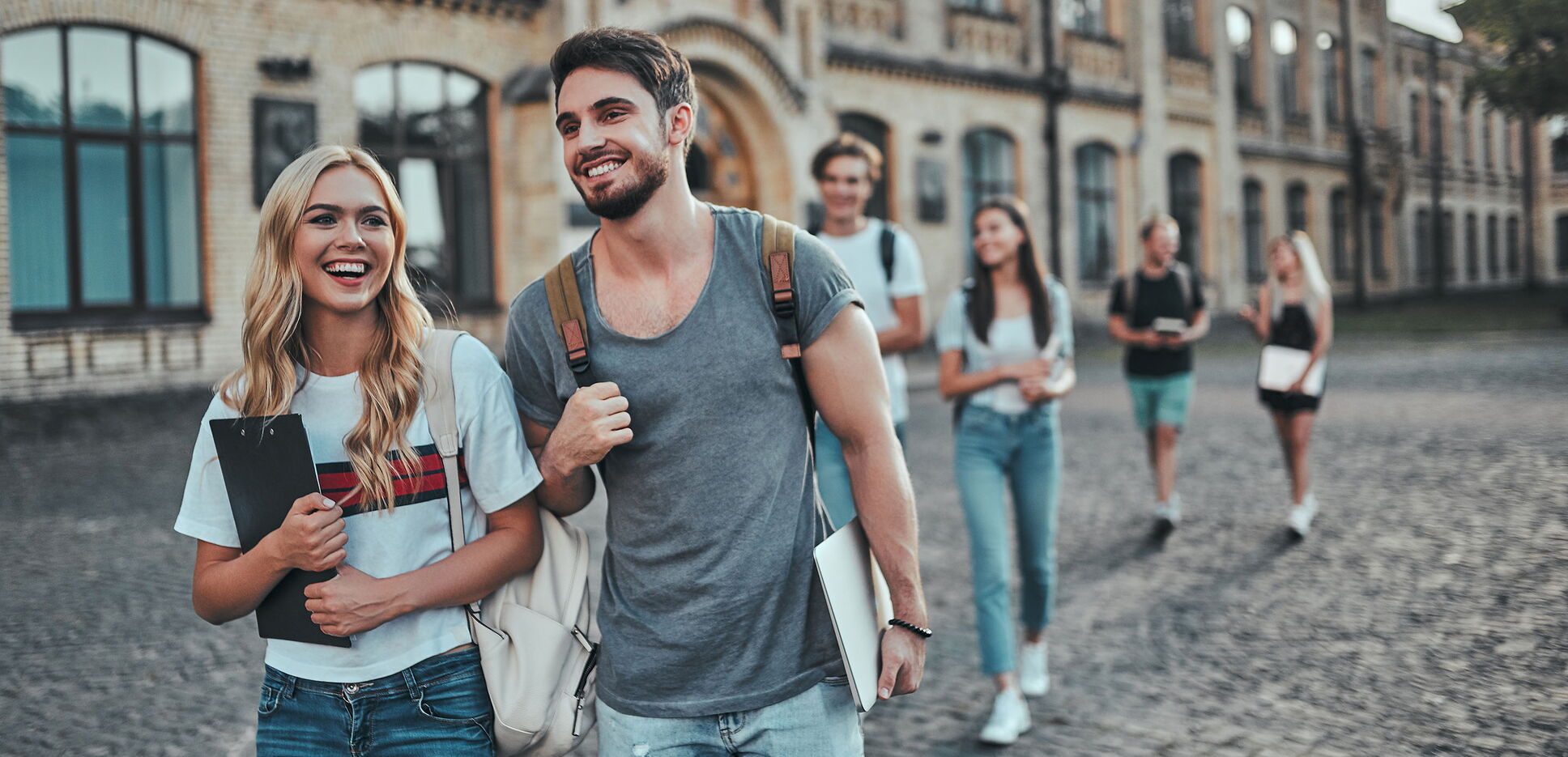 Eine Gruppe junger Leute gemeinsam an der Universität