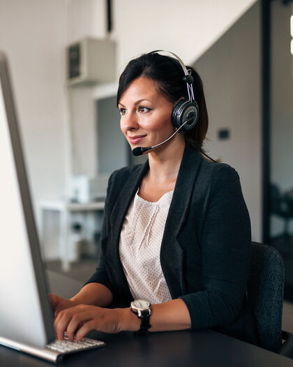Kundendienstmitarbeiterin bei der Arbeit
