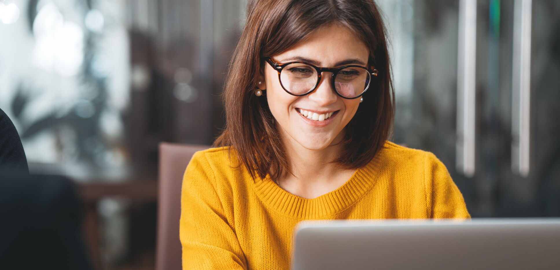 Porträt einer glücklichen Frau im Remote Backoffice