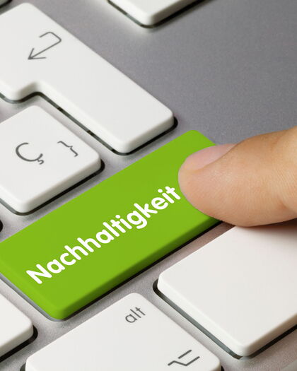 Tastatur mit grüner Shift-Taste und aufgedrucktem Wort Nachhaltigkeit