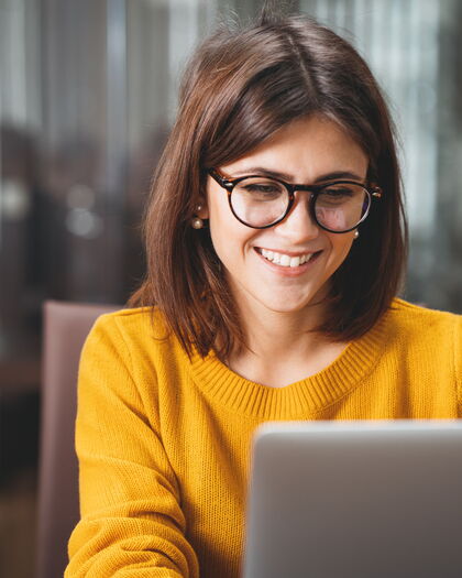 Porträt einer glücklichen Frau im Remote Backoffice
