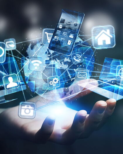 Geschäftsfrau verbindet technische Geräte und Icon-Anwendungen zu einem digitalen Planeten Erde