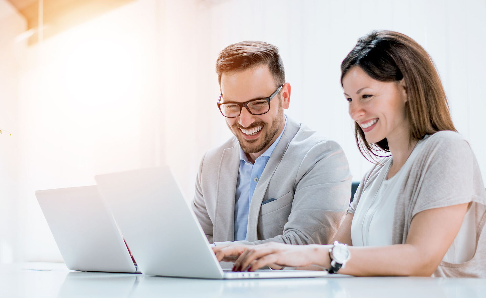 Ein Unternehmerpaar freut sich über die flexiblen Personallösungen der peepz GmbH