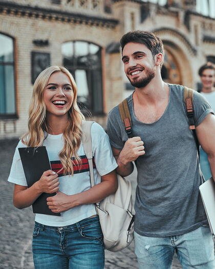 Eine Gruppe junger Leute gemeinsam an der Universität