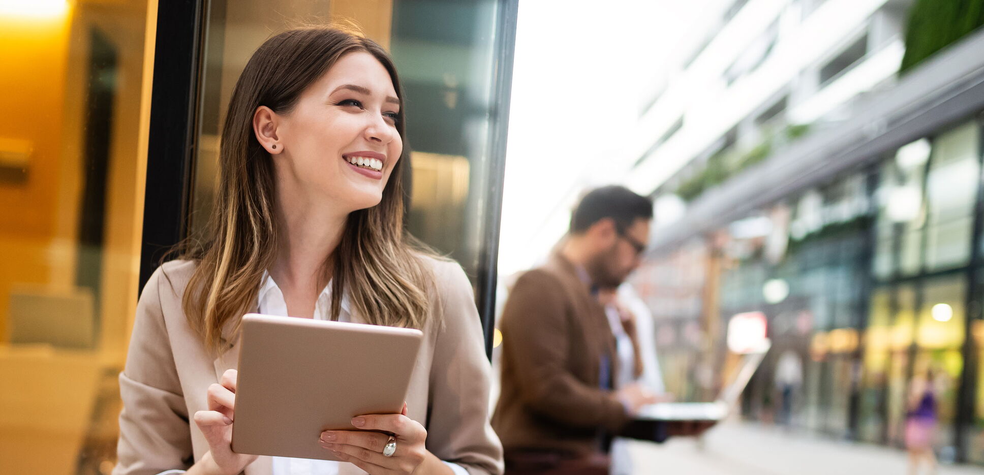 Veranstaltungspersonal arbeitet im Freien mit Tablet in der Hand