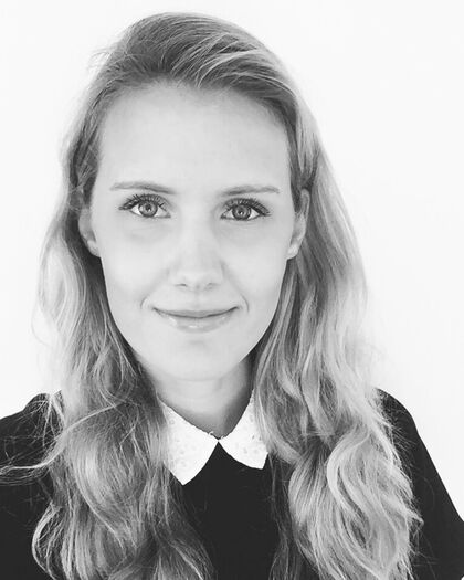 Schwarz-weiß Foto von Carolin, ehemalige Tagungssekretärin und Hostess bei der peepz GmbH