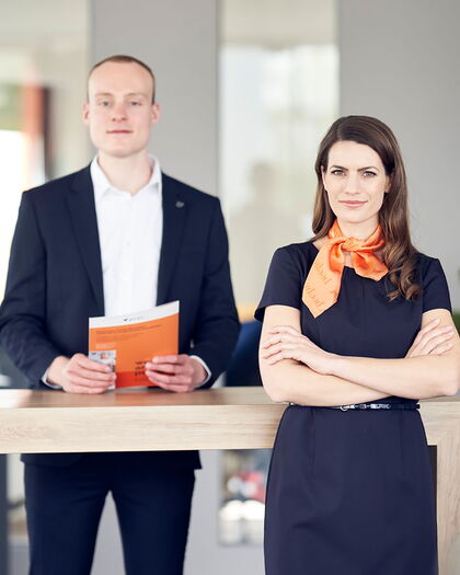 Zwei Mitarbeiter den Empfangsbereich ihres Arbeitgebers
