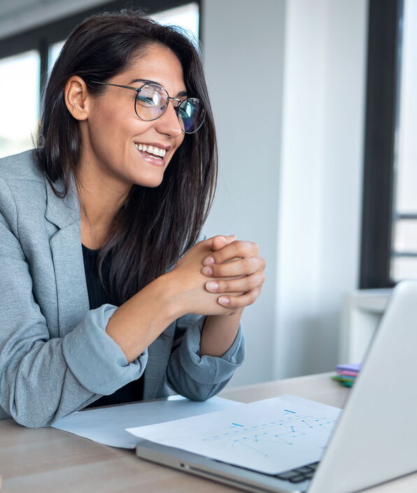 Aufnahme einer remote Mitarbeitern die ein Webinar betreut