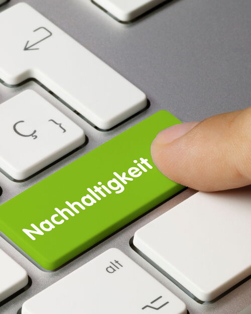 Tastatur mit grüner Shift-Taste und aufgedrucktem Wort Nachhaltigkeit